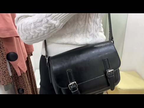 ❤️ Masturbazzjoni pubblika tal-kelba żagħżugħa FeralBerry b'dildo fil-kamra tal-armar ️ Video tal-ħakk fil-porn mt.xxxwownet.ru ❤